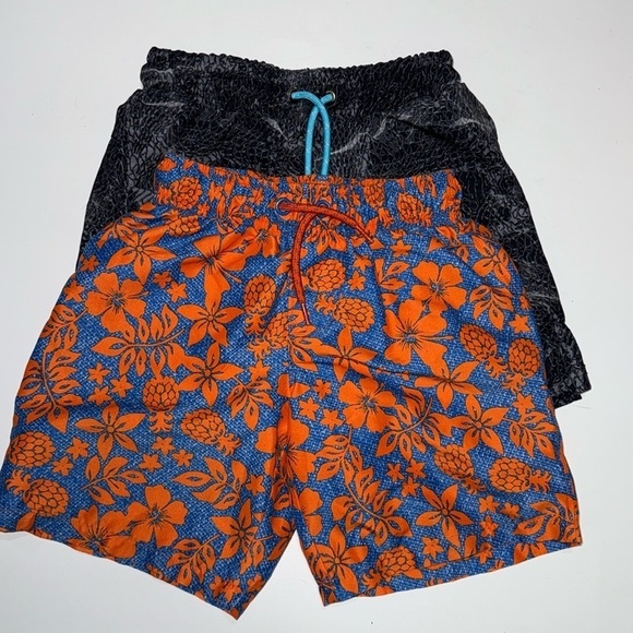 2 pairs Boys swim trunks size 4/5 - Picture 1 of 8